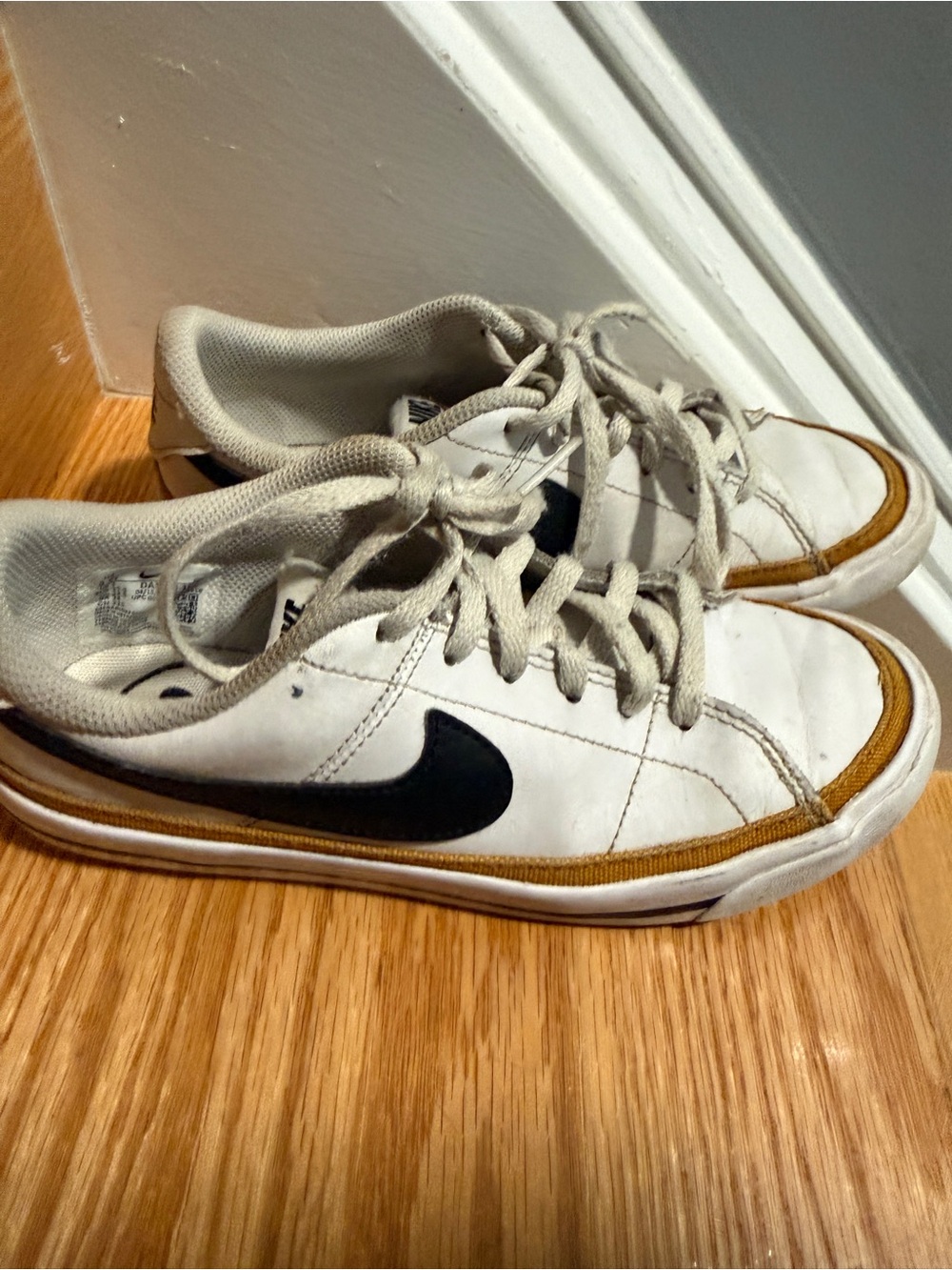 Nike kids  court legacy White Low-Top Sneakers with Black Swoosh and Brown Trim